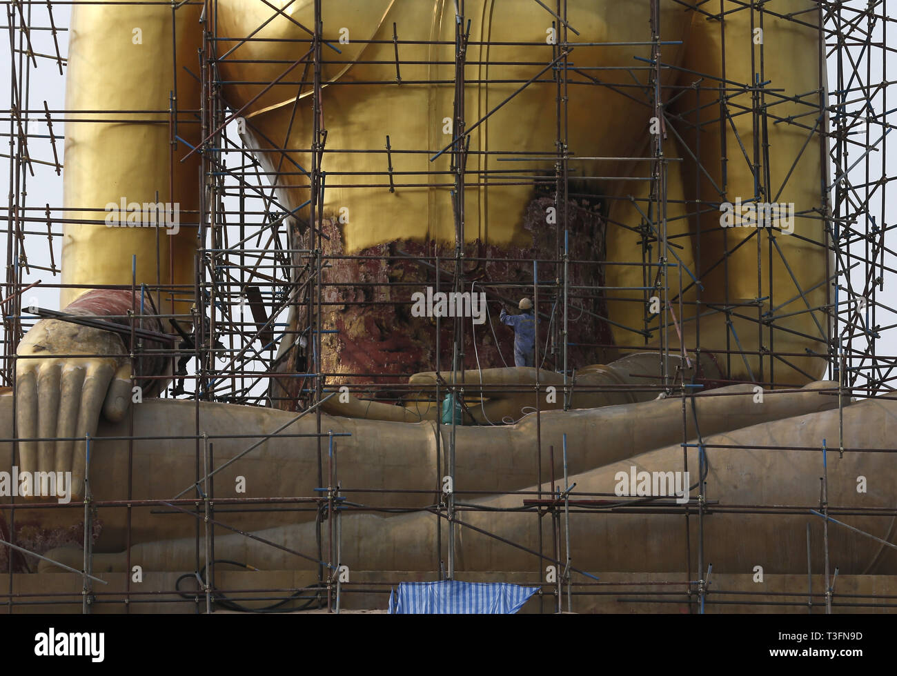 La province de Nakhon Sawan, Thaïlande. Apr 9, 2019. Un travailleur vu debout sur une gigantesque statue de Bouddha pendant la rénovation de parc bouddhiste dans la province de Nakhon Sawan, au nord de Bangkok. Credit : Chaiwat Subprasm SOPA/Images/ZUMA/Alamy Fil Live News Banque D'Images