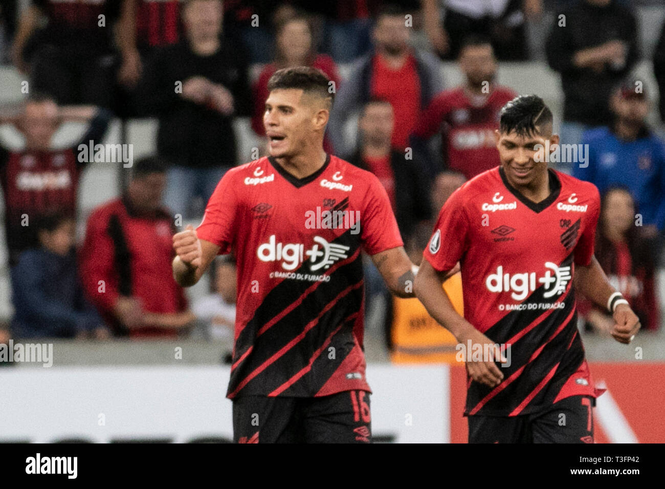 PR - Curitiba - 09/04/2019 - Libertadores 2019 Athletico, PR x Tolima - Bruno Athletico Guimaraes-PR player célèbre son but avec son équipe des joueurs durant un match contre Tolima à Arena da Baixada Stadium pour le championnat de football 2019. Photo : Cleber Yamaguchi / AGIF Banque D'Images