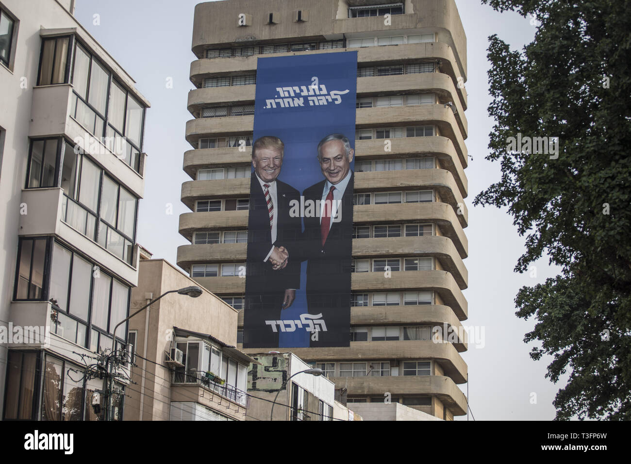 Tel Aviv, Tel Aviv, Israël. Apr 9, 2019. Bannière de Benjamin Netanyahu et l'atout de Donald vu sur la tête du quart des capacités du Likoud.Israël tient des élections pour le prochain premier ministre. Après le lien étroit, des sondages montrent que le nouveau runner up pour la Knesset devra former une coalition pour créer un nouveau gouvernement. Avec ce Netanyahu a plus de chances de prendre les devants. Crédit : Bruno Thevenin/SOPA Images/ZUMA/Alamy Fil Live News Banque D'Images