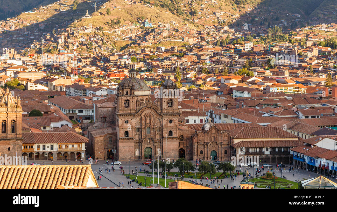 Vue aérienne de l'église de la Compagnie de Jésus, et de la Plaza de Armas de Cuzco, Pérou Banque D'Images