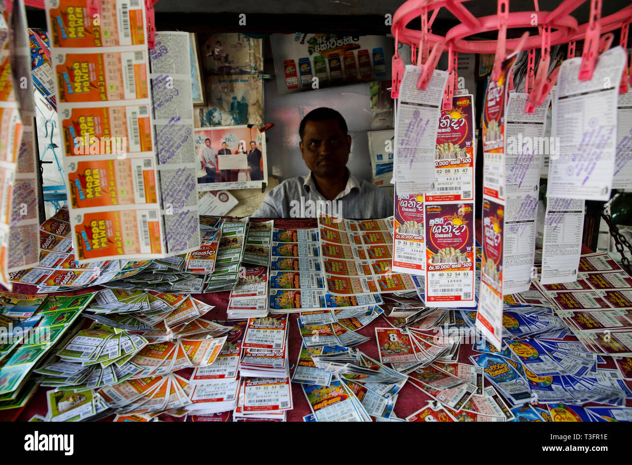 Un vendeur de loterie à son kiosque à Colombo, Sri Lanka Banque D'Images