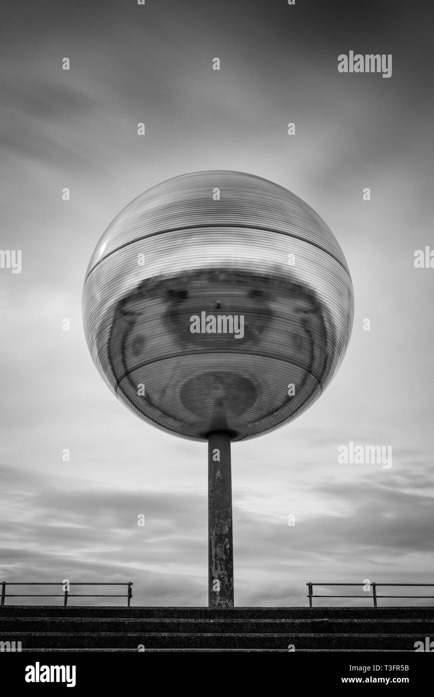Le spinning géant mirrorball est une fonctionnalité sur la rive sud, promenade près de Pleasure Beach. Banque D'Images