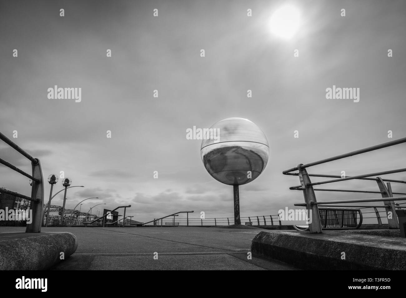 Le spinning géant mirrorball est une fonctionnalité sur la rive sud, promenade près de Pleasure Beach. Banque D'Images