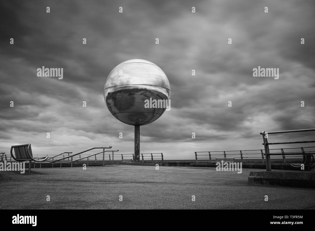 Le spinning géant mirrorball est une fonctionnalité sur la rive sud, promenade près de Pleasure Beach. Banque D'Images
