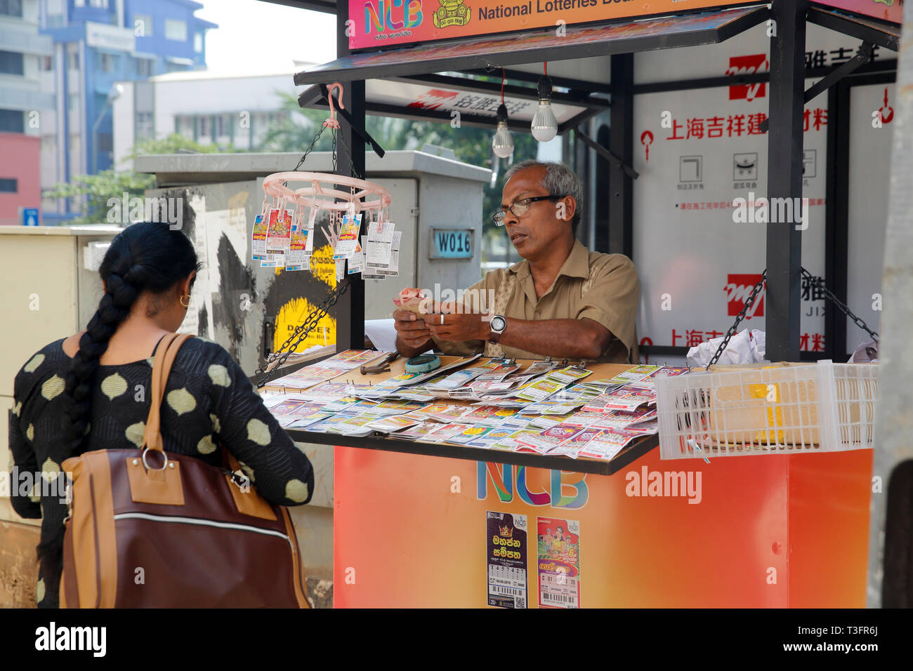 Un vendeur de loterie à son kiosque à Colombo, Sri Lanka Banque D'Images