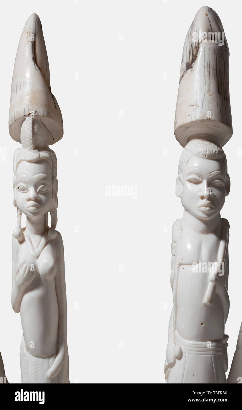 Quatre défenses d'éléphant sculptées, l'Afrique, vers 1960 Deux paires de défenses sculptées au figuré et florally de différentes tailles, montés sur un socle étain ronde. Hauteur totale 89 cm, longueur de la défenses 64 et 80 cm. Poids total sans la base vers 20 kg. Historique de la CITES certifications disponibles., historique, personnes, années 1950, 1960, 20e siècle, 20e siècle, l'Afrique, d'Afrique, d'armes, d'armes, d'armes, d'armes, les combats, objet, objets, clipping, cut out, cut-out, cut-outs,-Clearance-Info Additional-Rights, militaria-Not-Available Banque D'Images