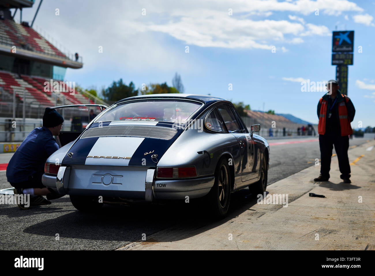 Barcelone, Espagne. 7 avril, 2019. Philippe de Craene (BEL) se prépare dans la Porsche 911 2,0 L avant que la tasse 2,0 L par Peter Auto sur le circuit de Catal Banque D'Images