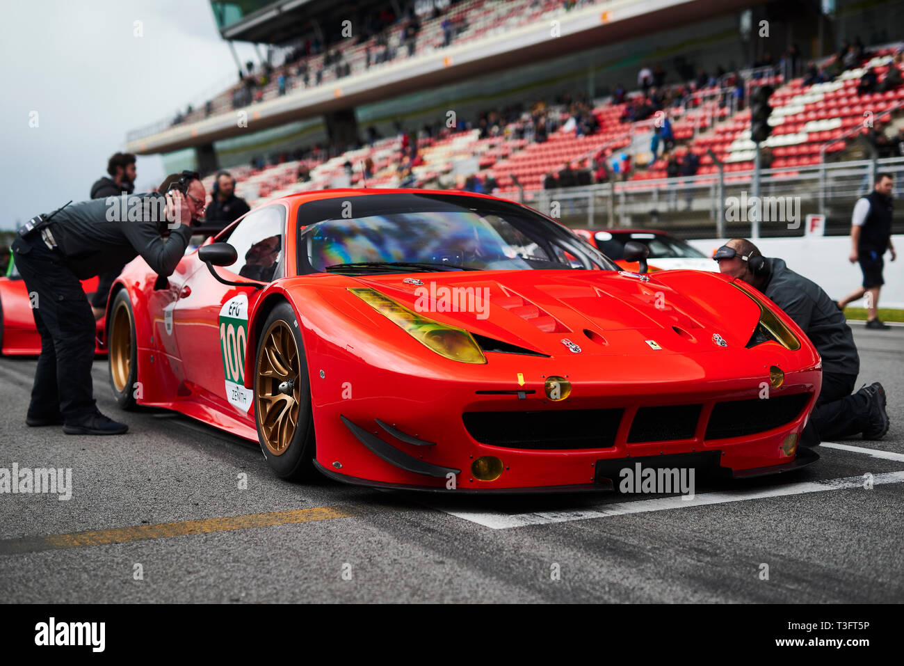Barcelone, Espagne. 7 avril, 2019. Henrik Lindberg et Tina Kok (DNK) prépare à la ligne de départ pour l'Endurance Racing Legends course par Peter Auto Banque D'Images