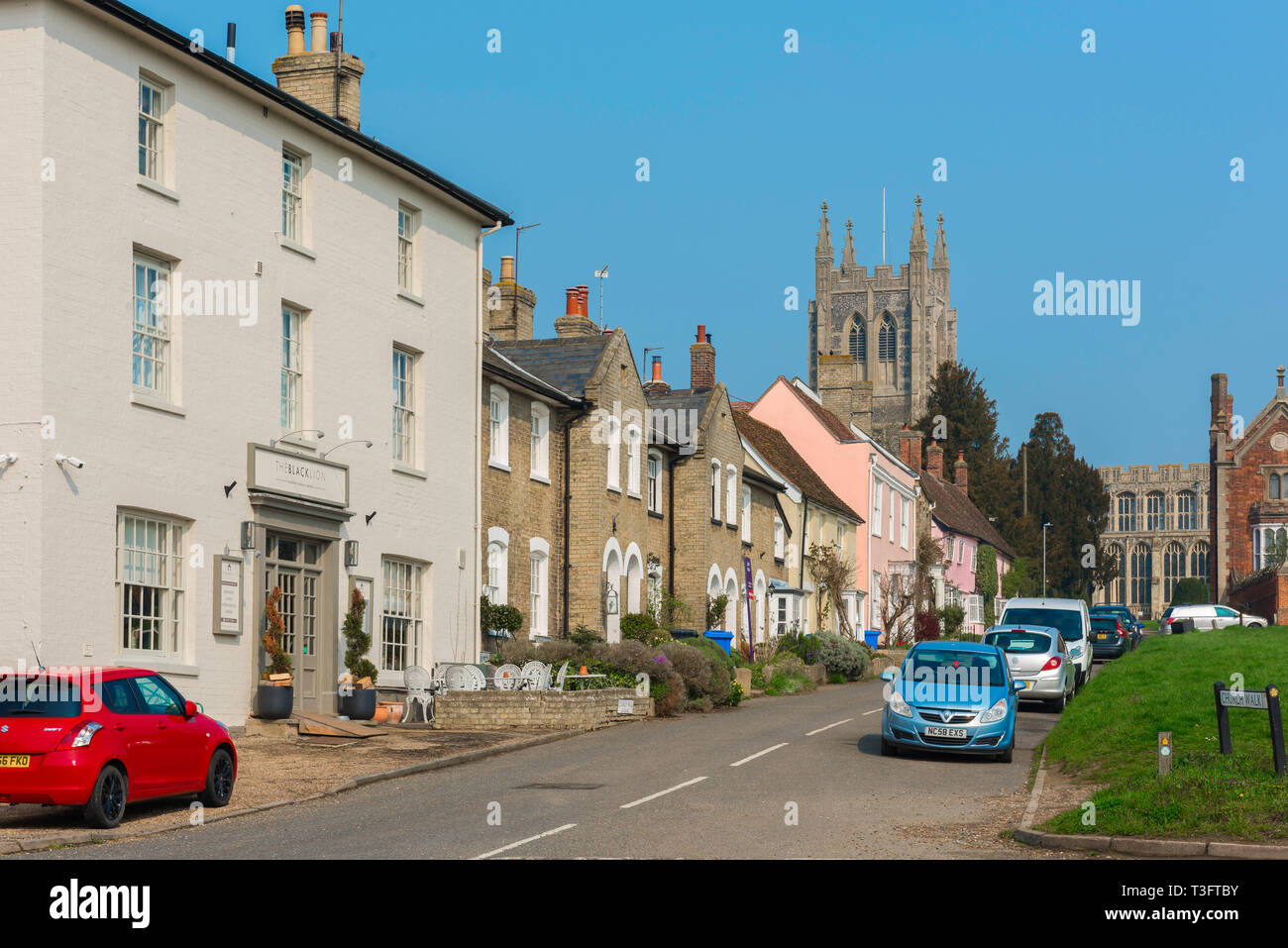 Long Melford, Suffolk voir l'église de marche et la tour de l'église Holy Trinity Suffolk dans le village de Long Melford, England, UK. Banque D'Images