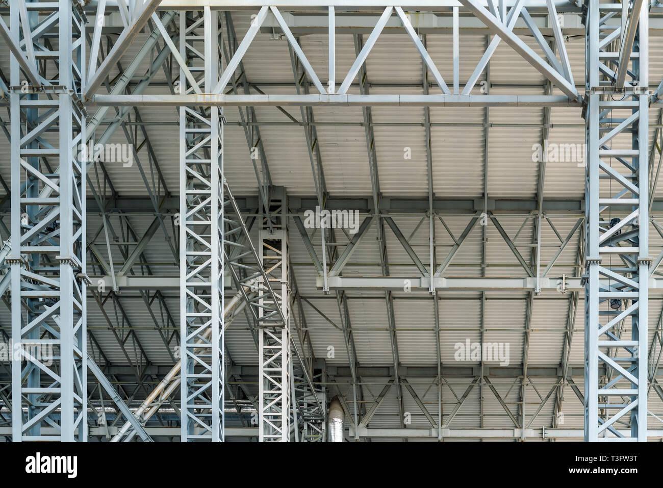 La charpente métallique, d'entrepôt grande structure de toit en acier, fond voir le bâtiment de l'usine commerciale avec toit Banque D'Images