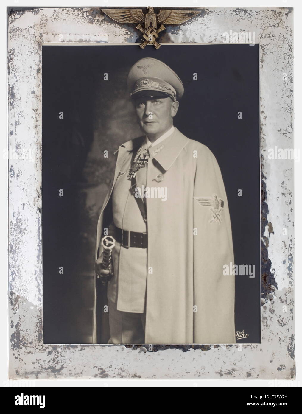 Hermann Göring, une grande présentation d'argent un grand format de trame Röhr portrait photographique de Göring Reich Marschal en uniforme d'été avec le service pac, cape, bâton de maréchal, et le port de la médaille pour le mérite, Chevaliers, croix et Grand-croix de la Croix de fer. Sous verre dans un cadre de couleur argent martelé le roulement du Marshal Reich eagle. Avec le manque de clarté de l'obscurité, marque de son bijoutier préféré, le professeur Zeitner, sur le bord inférieur droit. Dimensions 36 x 29 cm., 1930, 20e siècle, N.-É., le National-socialisme, le Nazisme, Troisième Reich, l'Empire allemand, l'Allemagne, l'allemand, Parti national-socialiste, , Editorial-Use-seulement Banque D'Images
