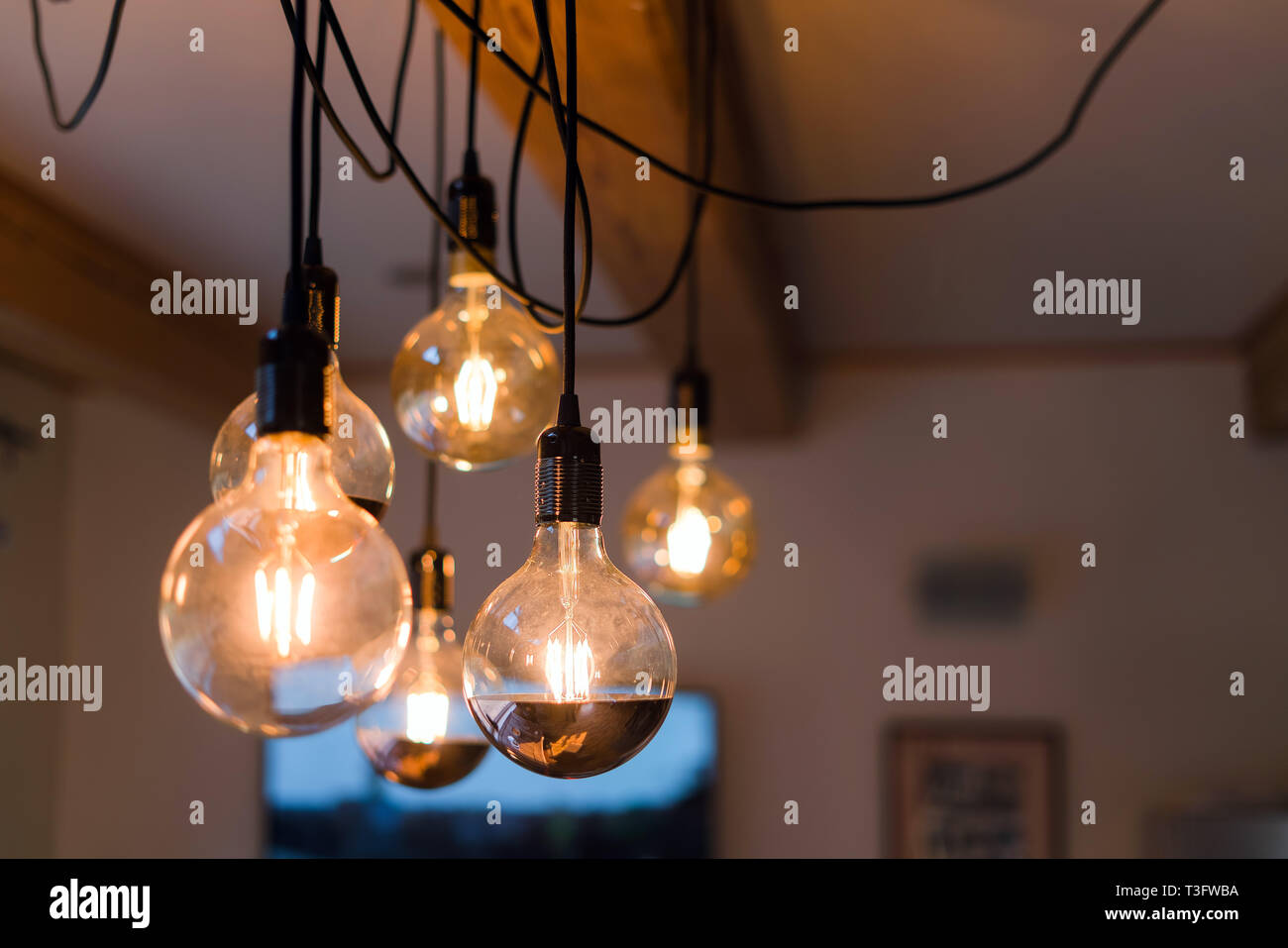 Vue rapprochée de vintage decorative ampoule lampe allumé sur le plafond à  l'intérieur. Lampes transparentes rayonnant de lumière chaude Photo Stock -  Alamy