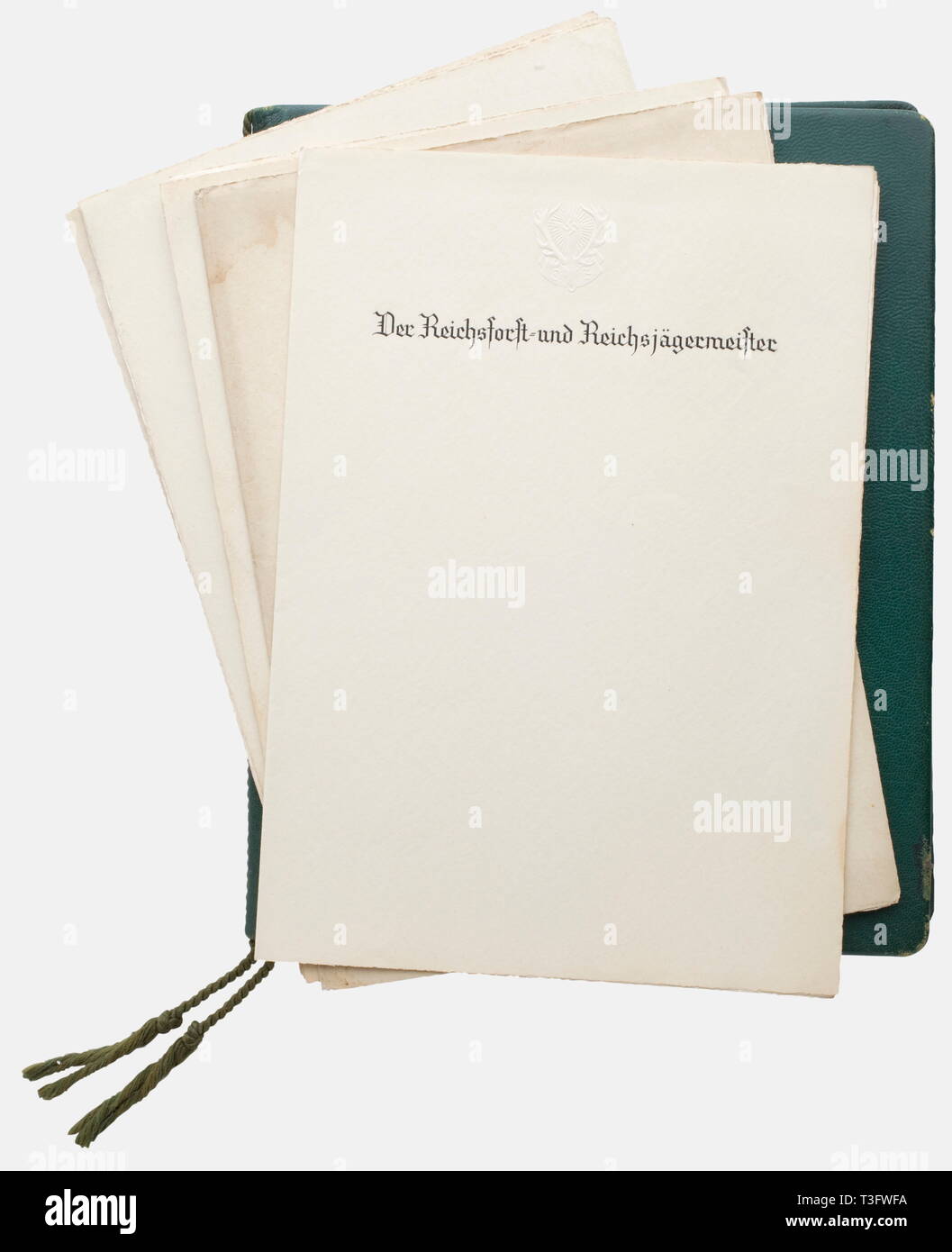 Hermann Göring, un dossier de félicitations sur son mariage du Mönchen-Gladbach Rheydt et organisation du chasseur dossier en cuir vert avec cordon contraignante, une feuille de format double étiré avec l'intérieur en soie verte, ensemble avec le parchemin portant la couleur, texte calligraphié, 'Sr. Exzellenz dem Herrn Reichsjägermeister - Général Göring u. Gemahlin frau- ein kräftiges Weidmannsheil zum 10. Avril 1935 - Namens der der Jägerschaft Stadtkreise M-Gladbach und Rheydt.' ' (à S. E. le maître de chasse de Reich - Général Göring et sa femme - un petit message d'Hunter le 10 avril 19, Editorial-Use-seulement Banque D'Images