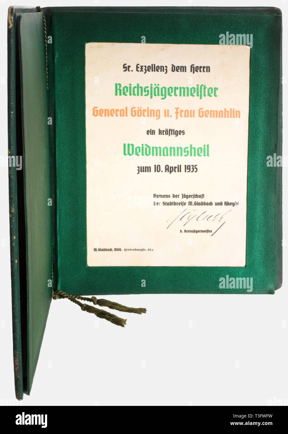 Hermann Göring, un dossier de félicitations sur son mariage du Mönchen-Gladbach Rheydt et organisation du chasseur dossier en cuir vert avec cordon contraignante, une feuille de format double étiré avec l'intérieur en soie verte, ensemble avec le parchemin portant la couleur, texte calligraphié, 'Sr. Exzellenz dem Herrn Reichsjägermeister - Général Göring u. Gemahlin frau- ein kräftiges Weidmannsheil zum 10. Avril 1935 - Namens der der Jägerschaft Stadtkreise M-Gladbach und Rheydt.' ' (à S. E. le maître de chasse de Reich - Général Göring et sa femme - un petit message d'Hunter le 10 avril 19, Editorial-Use-seulement Banque D'Images