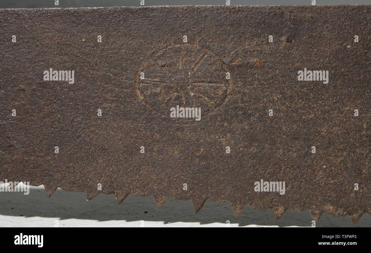 Un Allemand a vu du bourreau, datée du 1594 lame de scie dentée grossièrement, l'avant et roue gravé d'une potence, crossettes en bois rivetée sur les deux côtés, les poignées avec de faux couronne des fins. Les surfaces métalliques rouillées et marqué, avec des signes de vieillissement. Longueur 120 cm. Dans le Moyen Âge et la période moderne, les grumes de la torture était une punition appliquée surtout aux agitateurs et des traîtres. Le délinquant a été pendu en position inversée, avant la scie a été placé à l'aine. Rapports contemporains décrivent comment la malheureuse victime parfois restait pleinement , Additional-Rights Clearance-Info-Not-Available- Banque D'Images