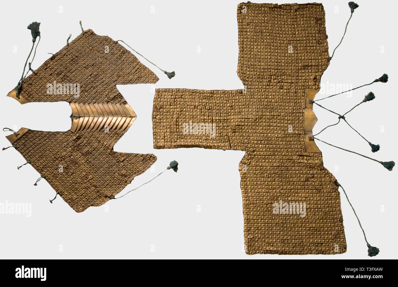 Un bagai (une armure de cheval), Japon, début de la période Edo en deux pièces rares armure de cheval, une part protéger le cou et la poitrine, l'autre les quartiers arrière. Et laqué noir, plaqué or petits carreaux fer gaufré cousue sur le linge. Avec les bandes de soie d'origine pour la fixation. Quelques tuiles manquantes, partiellement clos séparément. L'bamen (chanfron) manquant. historique, historique, 17ème siècle, Japonais, Asiatique, Asie, Extrême-Orient, objet, objets, alambics, clipping, coupures, cut out, cut-out, cut-outs,-Additional-Rights Clearance-Info-Not-Available Banque D'Images