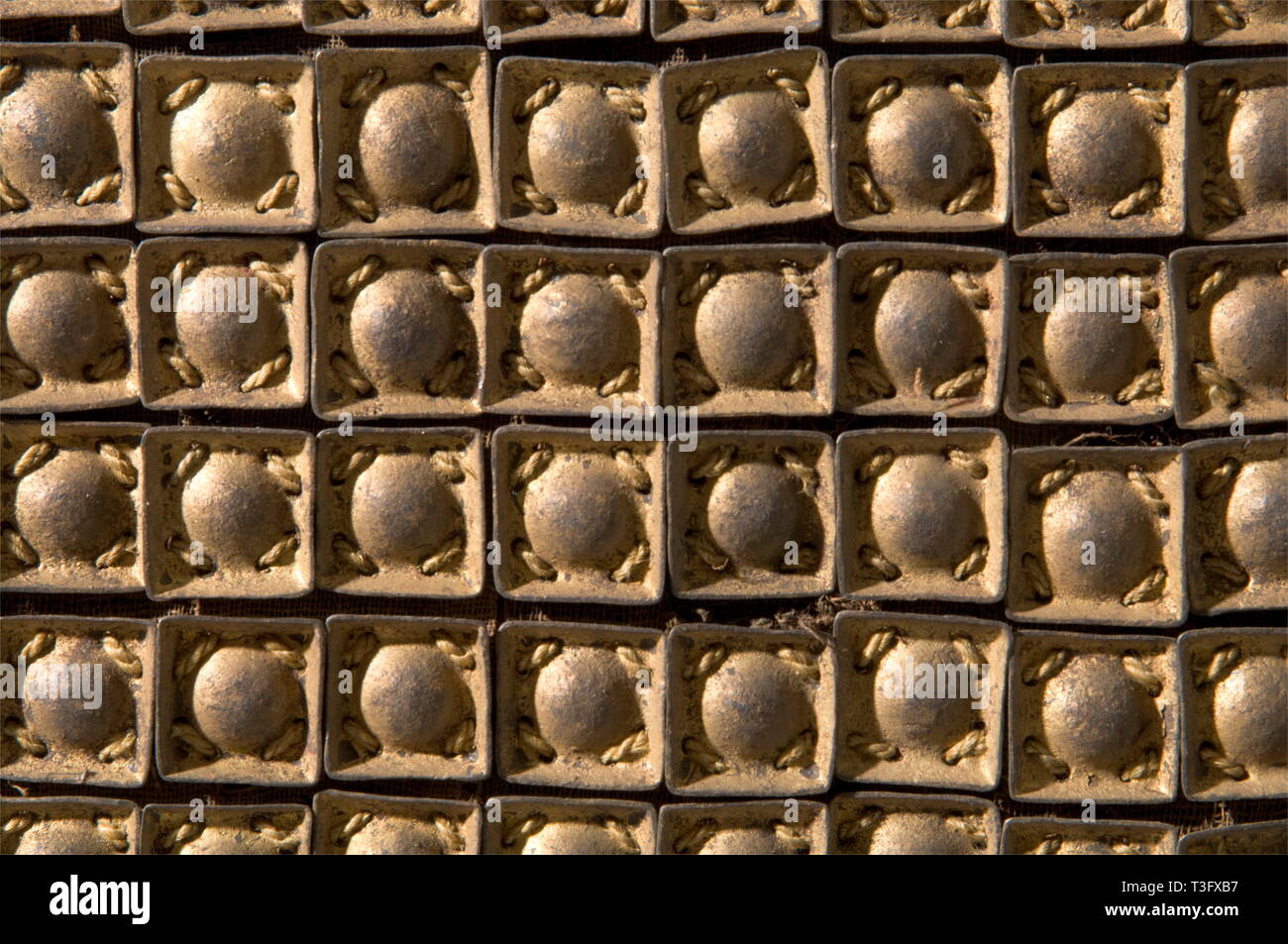 Un bagai (une armure de cheval), Japon, début de la période Edo en deux pièces rares armure de cheval, une part protéger le cou et la poitrine, l'autre les quartiers arrière. Et laqué noir, plaqué or petits carreaux fer gaufré cousue sur le linge. Avec les bandes de soie d'origine pour la fixation. Quelques tuiles manquantes, partiellement clos séparément. L'bamen (chanfron) manquant. historique, historique, 17ème siècle, Japonais, Asiatique, Asie, Extrême-Orient, objet, objets, alambics, clipping, coupures, cut out, cut-out, cut-outs,-Additional-Rights Clearance-Info-Not-Available Banque D'Images