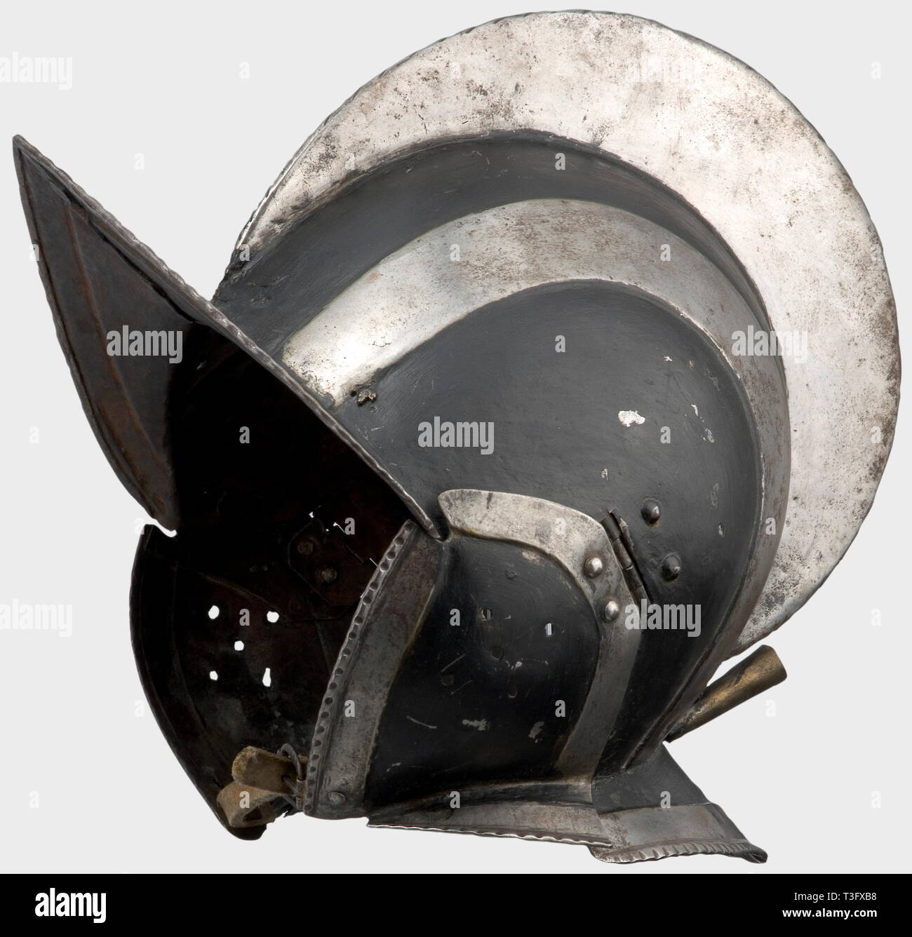 Un sud de l'Allemagne noir et blanc burgonet, vers 1580 Deux-pièces crâne martelé plus tard peintes en noir avec une finition polie, peigne en cordée et poli bride décorative de chaque côté. A FAIT, pic en cordée et cou-garde avec un panache rivetée douille. Percé, à charnière joue-pièces. Jugulaires ajouté plus tard. Petites restaurations anciennes dans la région du cou et sur une joue un morceau. Hauteur 33 cm., historique, historique du 16ème siècle, les armes de défense, d'armes, d'armes, l'arme, le bras, appareil de combat, objet, objets, alambics, clipping, coupures, cut out, cut-out, cut-outs, ustensile, Additional-Rights Clearance-Info, pi--Not-Available Banque D'Images