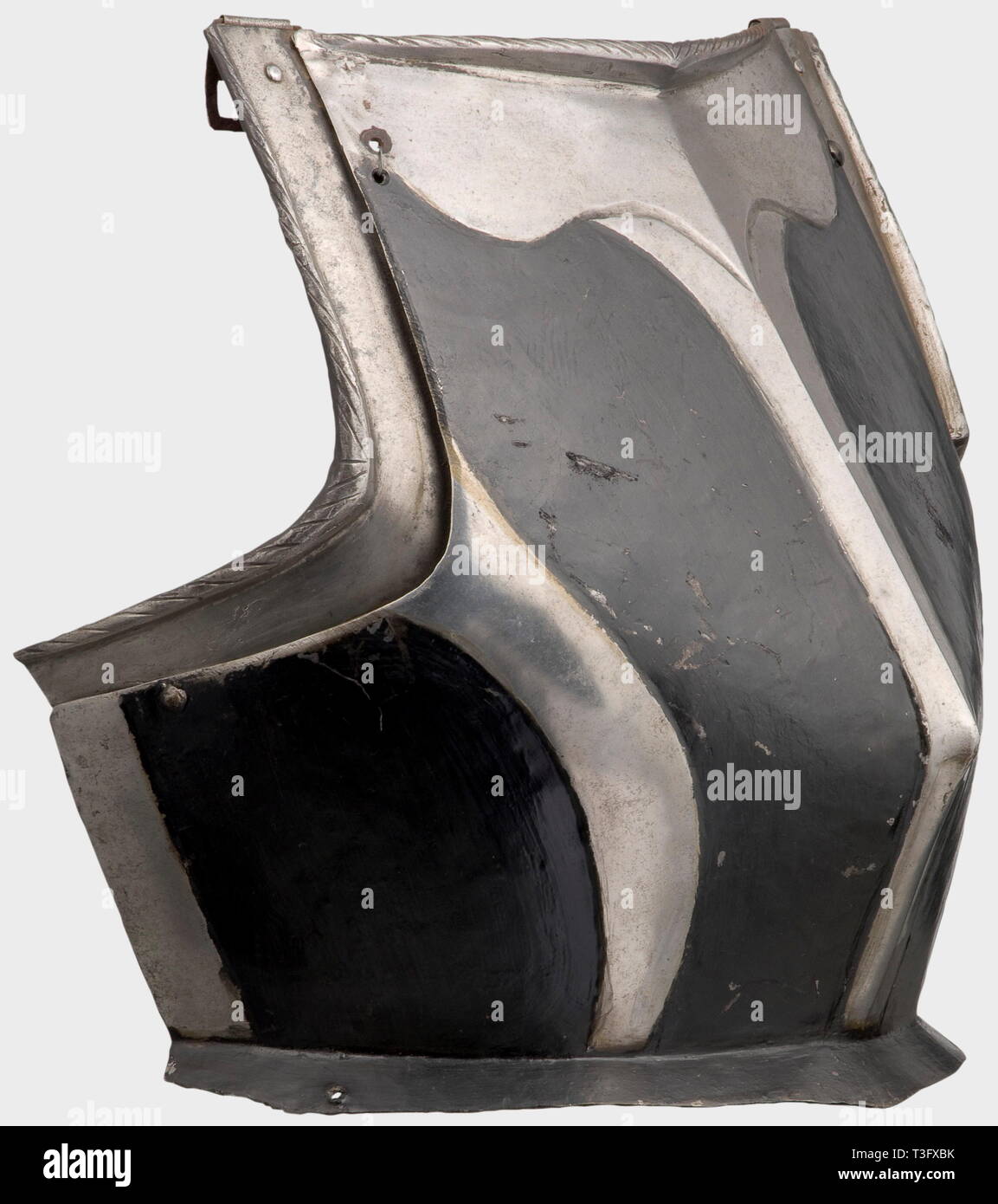 Un noir et blanc du sud de l'Allemagne vers 1580, cuirasse cuirasse striée avec une projection centrale, plus tard peintes en noir, et poli, soulevées bride décorative. Encordés, lourd de la gorge flasque. Découpes de bras en médaillon (rivets manquants sur le côté droit) avec couvre-bords et deux fermetures à l'épaule. Hauteur 33 cm., historique, historique du 16ème siècle, les armes de défense, d'armes, d'armes, l'arme, le bras, appareil de combat, objet, objets, alambics, clipping, coupures, cut out, cut-out, cut-outs, ustensile, pièce de l'équipement, les ustensiles, le placage, blindage, Additional-Rights Clearance-Info-armou,-Not-Available Banque D'Images