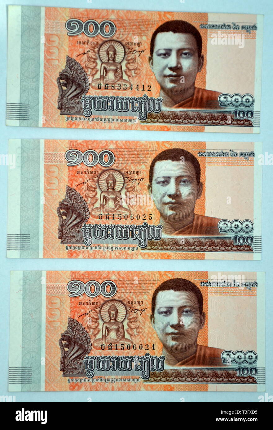 100 riels cambodgiens, les billets émis par le janvier 2015 La Banque Nationale du Cambodge, montrant le roi Père comme un jeune moine Banque D'Images