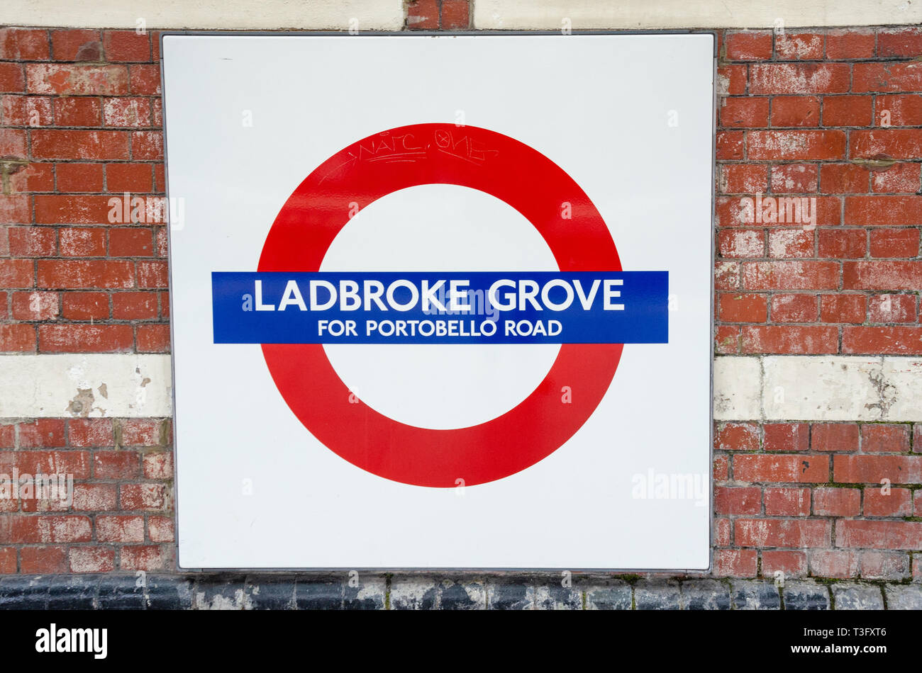 Plaque Nom de Ladbroke Groce Londres gare souterraine monté sur un mur de briques. Banque D'Images