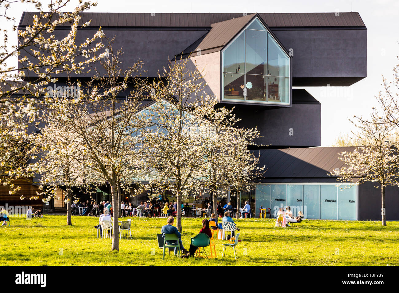 Le bâtiment le plus remarquable du campus Vitra est probablement la Vitra Haus conçue par les architectes Herzog & de Meuron en 2010. C'est le magasin phare de Vitra, rempli de mondes vivants de la Collection Home pour la commande ou l'achat direct. Vitra Campus à Weil am Rhein, Allemagne Banque D'Images