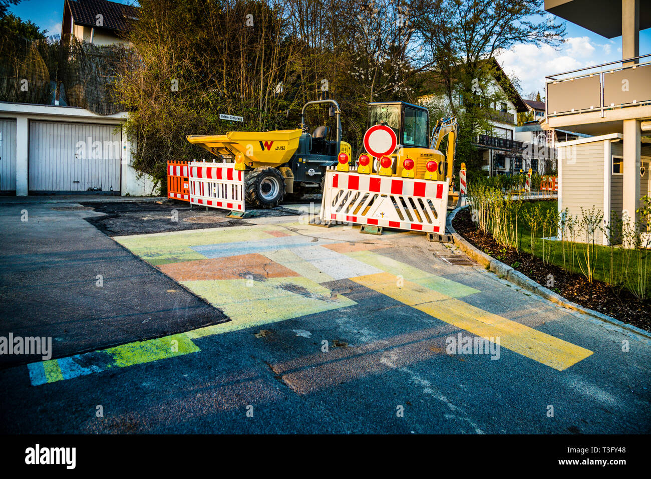 Le travail au sol de Tobias Rehberger rencontre le travail au sol de la municipalité de Weil am Rhein. J'espère que l'ouvrier de la construction ici, vaguement basé sur la légende de Joseph Beuys' Fettecke, ne s'est pas demandé "est-ce l'art, ou peut-il aller?". Art au sol par l'artiste Tobias Rehberger à Weil am Rhein, Allemagne Banque D'Images