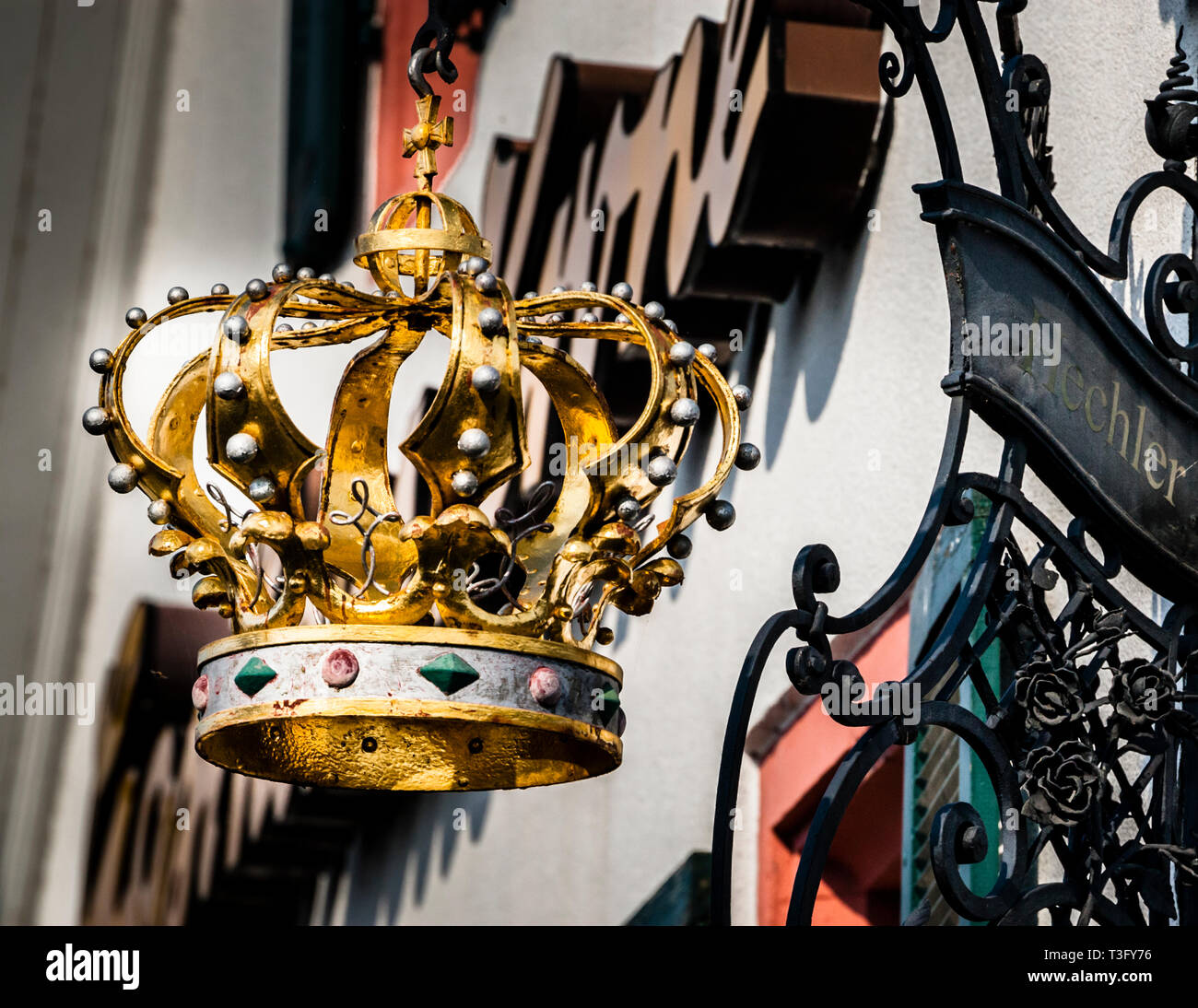 Décoration de façade de la famille Hechler à l'hôtel Krone à Weil am Rhein. Décoration couronne de l'hôtel Krone à Weil am Rhein, Allemagne Banque D'Images