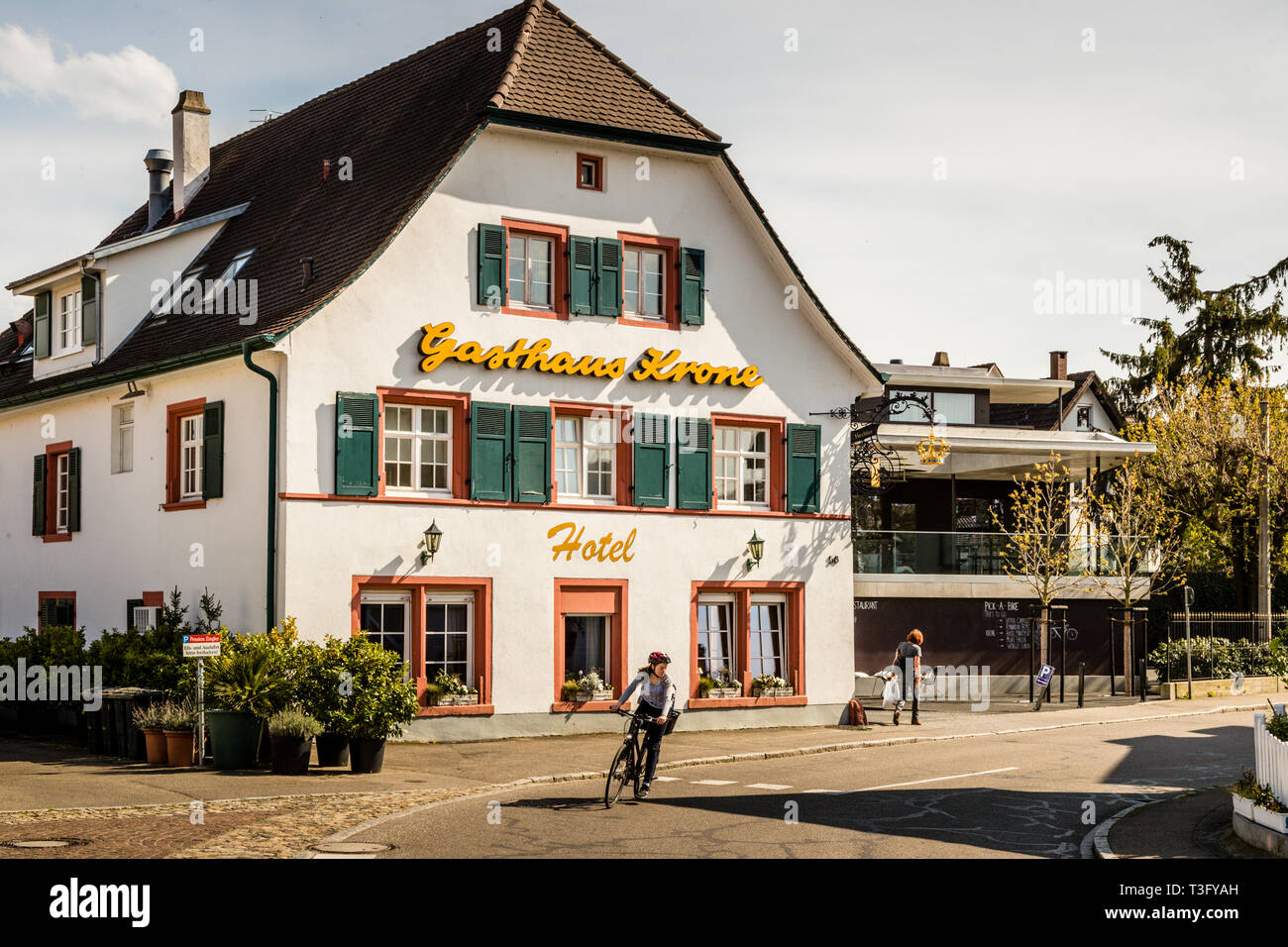 L'historique Gasthaus Krone reste au premier plan, le nouveau bâtiment en béton, acier et verre exposés, conçu par l'architecte Osman Askari, qui travaillait auparavant pour Herzog & de Meuron, est en arrière-plan. Cette répartition des rôles a été importante pour le directeur de l'hôtel Sonja Hechler à Weil am Rhein, Allemagne Banque D'Images