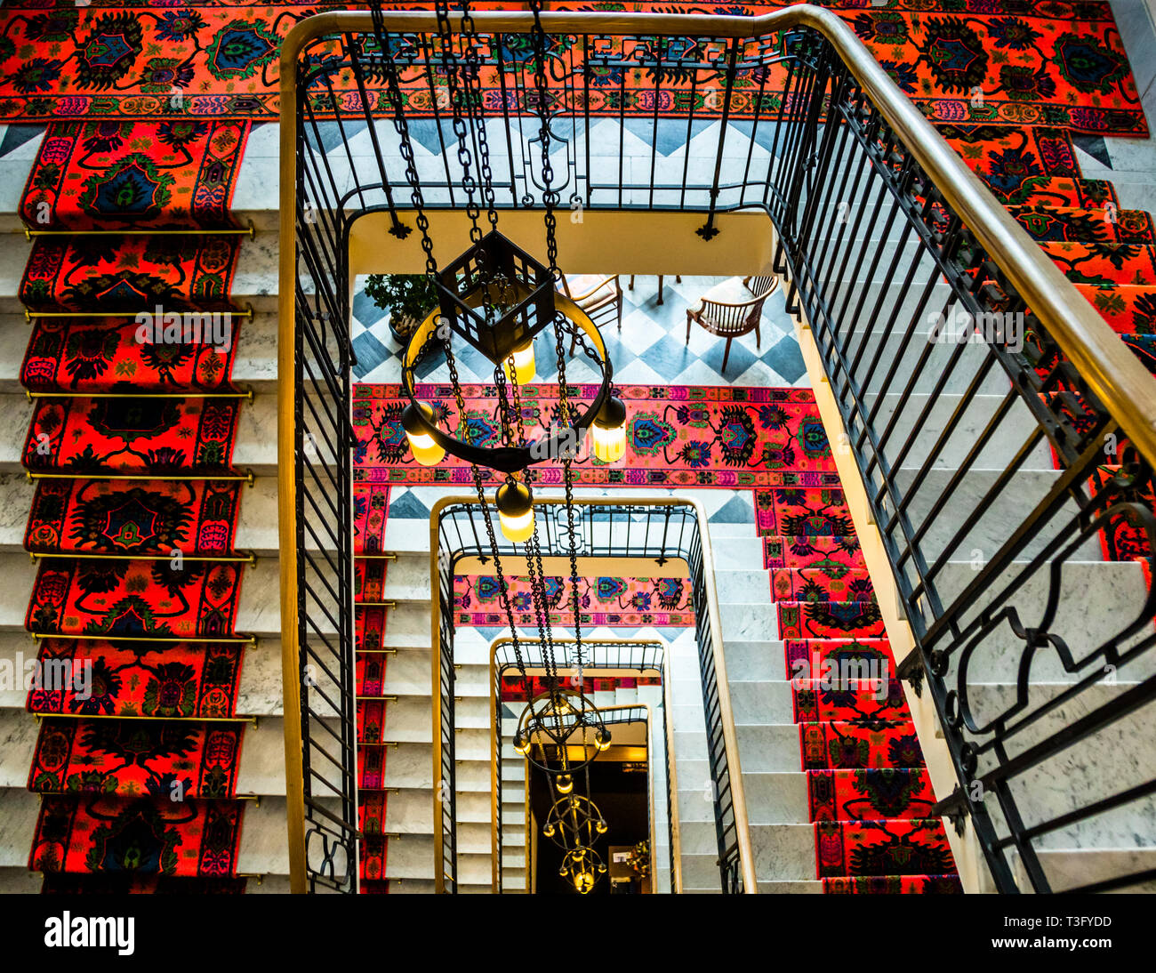 Escalier de l'Hotel Waldhaus à Sils im Engadin/Segl, Suisse.Ceux dont les pieds les portent encore et qui apprécient le charme des vieux jours devraient toujours marcher jusqu'à leur chambre par l'escalier.En même temps une bonne formation en altitude pour les clients des basses terres Banque D'Images