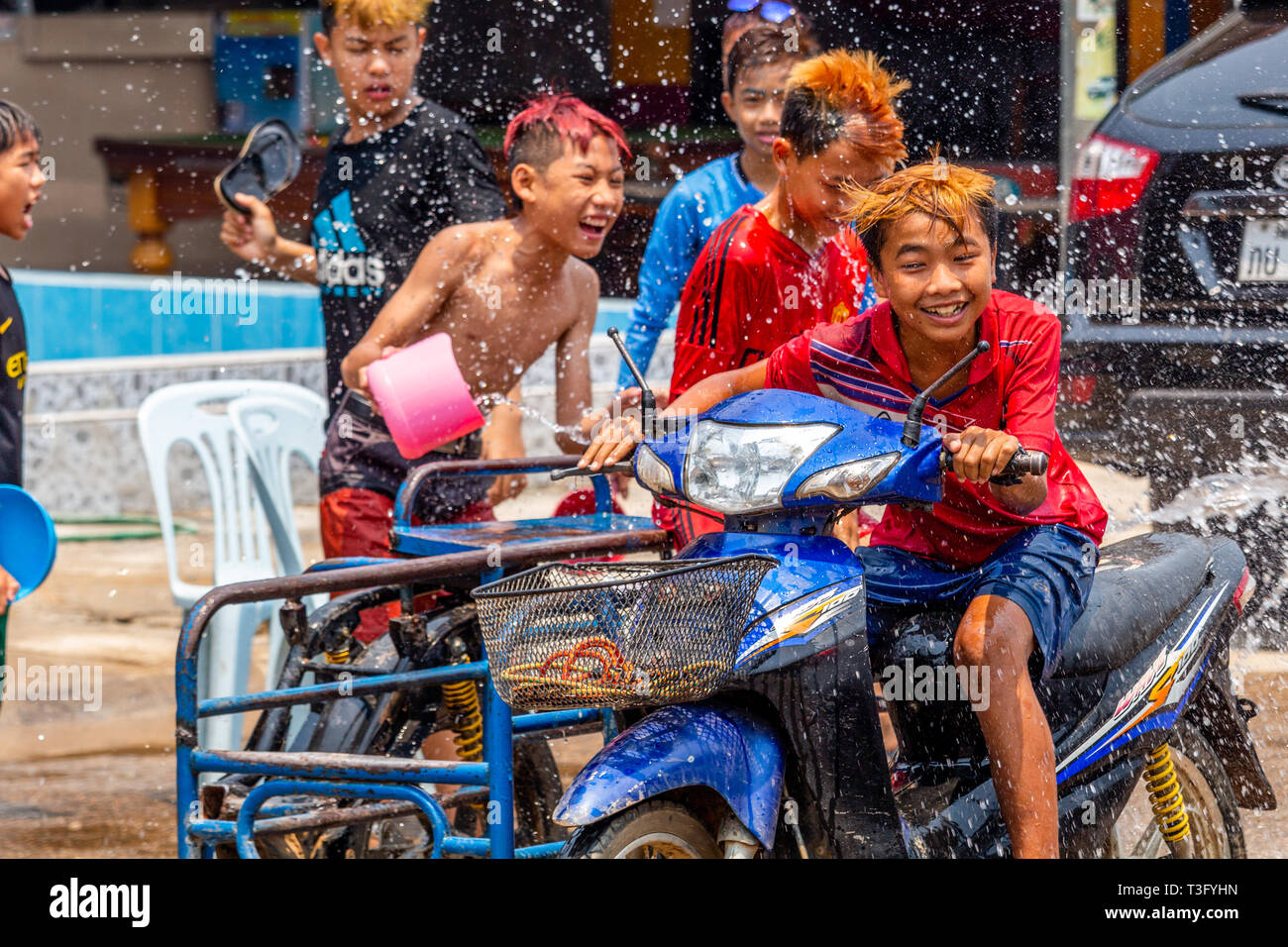 Vang Vieng, Laos - 14 Avril 2018 : Kids jetant de l'eau dans la rue et à la célébration du Nouvel An Lao Banque D'Images