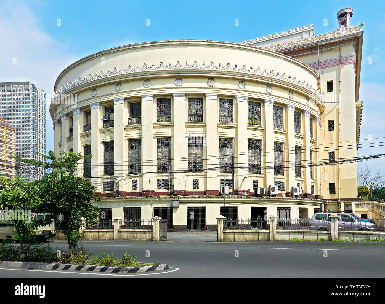 Manille, Philippines : Vue de côté de l'historique bâtiment du bureau de poste central de Manille à Lawton, Ermita, près de la rivière Pasig Banque D'Images