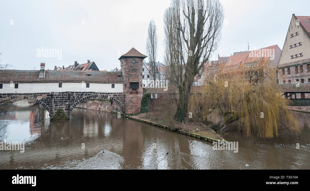 Le célèbre vin ancien Depot (Weinstadel) et château d'eau (Wasserturm) sur la rivière Pegnitz vu de Maxbrücke - Nuremberg Allemagne Banque D'Images