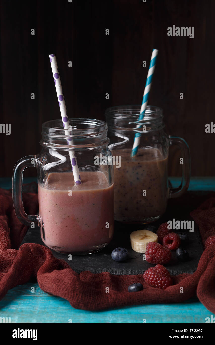 Image de deux pots avec des smoothies sur tableau Banque D'Images