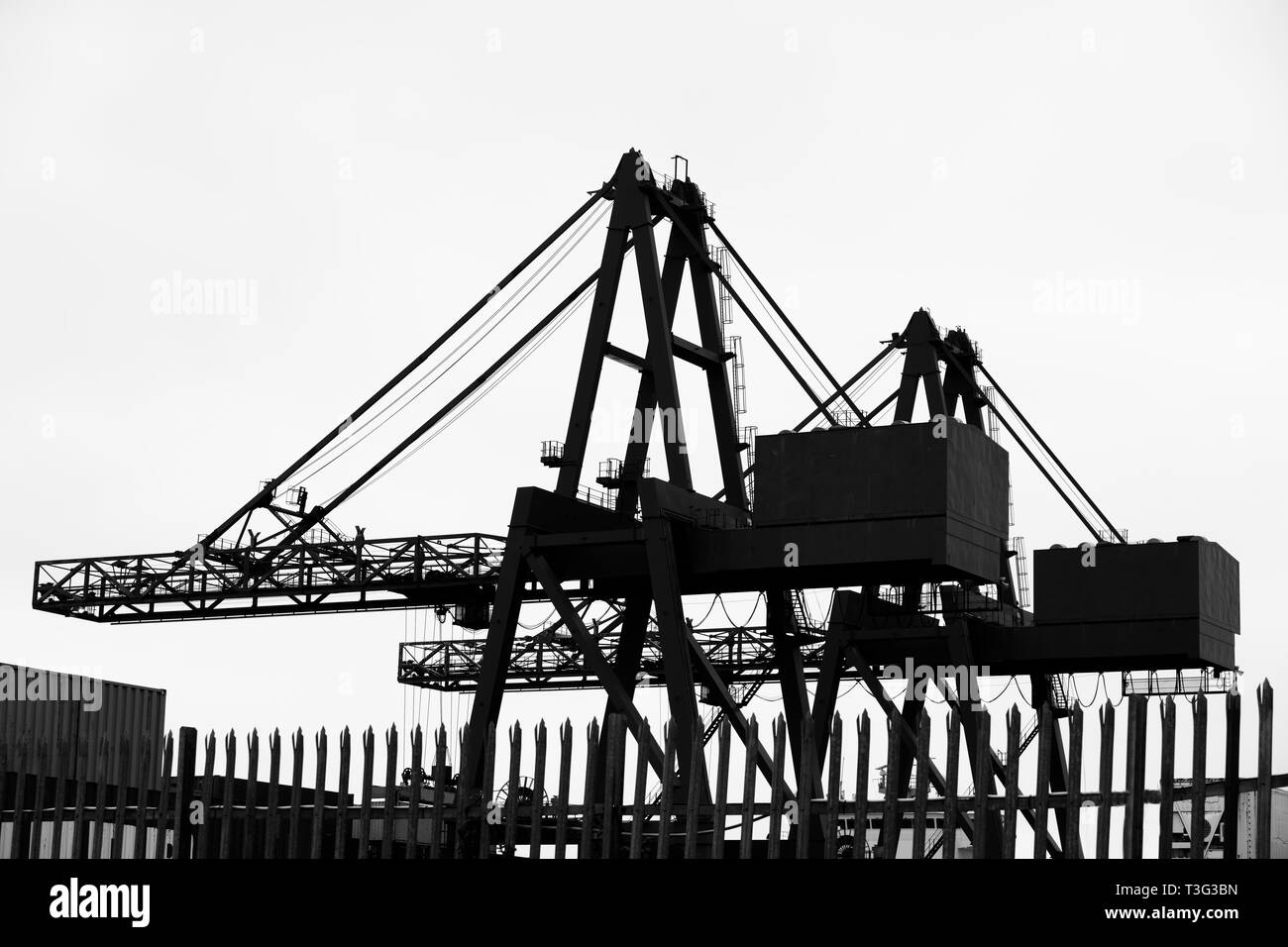 Silhouette de grues pour conteneurs et transport construction navale grue en porte-à-faux Banque D'Images