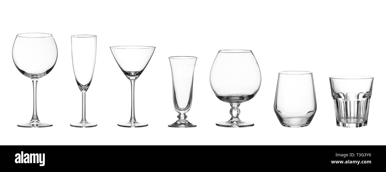 Verre vide verre à martini à contre fond blanc. Banque D'Images