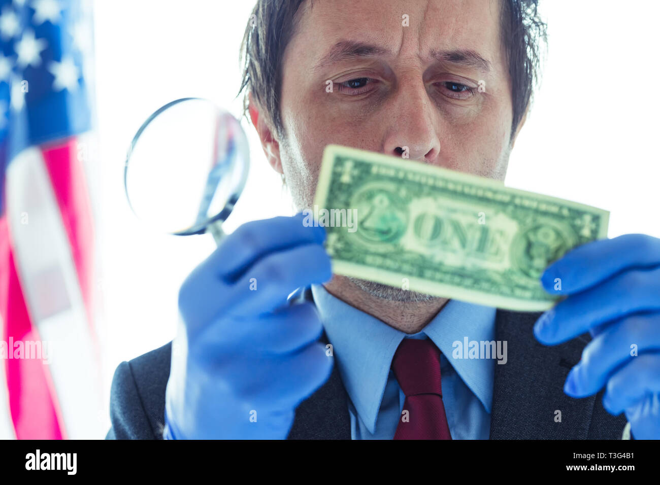 Agent des services secrets américains contrefaits suspects analyse dollar bill, conceptual image avec selective focus Banque D'Images