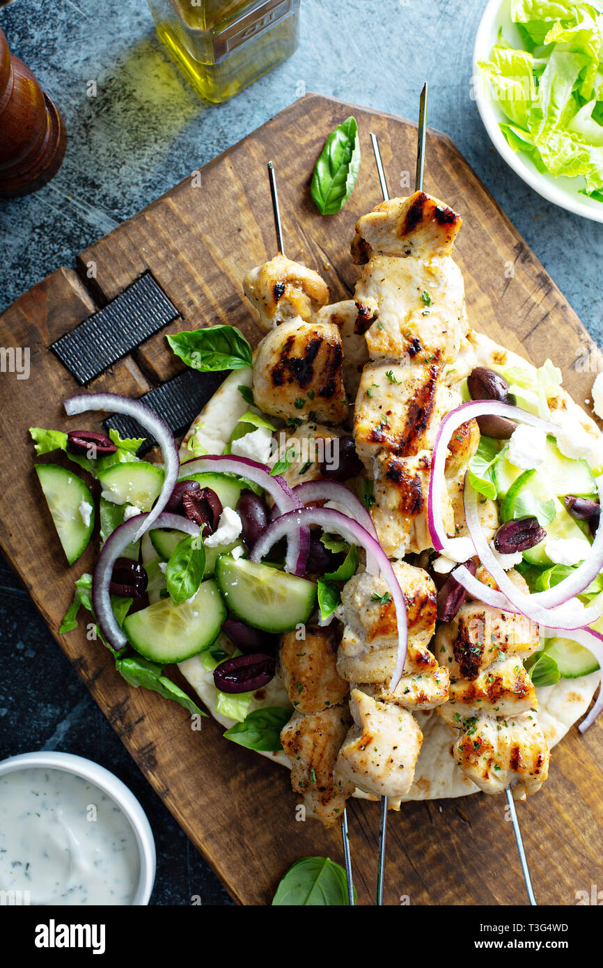 Brochettes de poulet sur un pain pita Banque D'Images