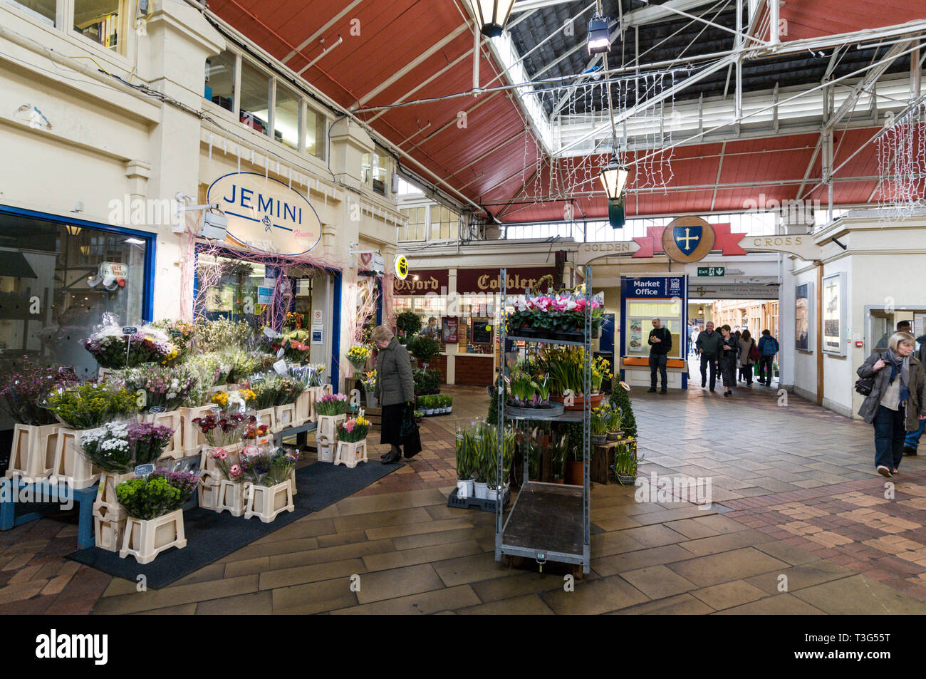 Croix d'or du marché couvert d'Oxford de petits points de vente au détail de Cornmarket Street à Oxford, Angleterre Banque D'Images