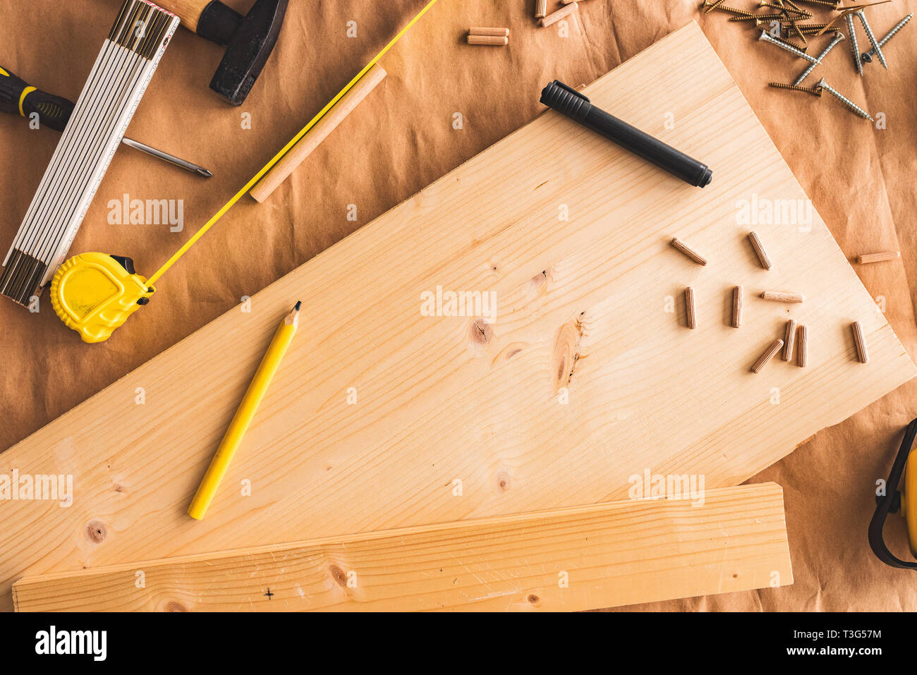 Atelier de menuiserie bois crayon sur table avec d'autres outils de l'échange pour les amateurs de bricolage project Banque D'Images