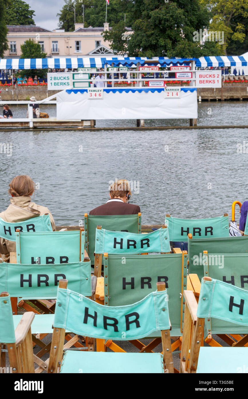 Spectateurs et toile vide spectateur dossiers de chaise étiquetés avec HRR, au Henley Regatta, Henley-on-Thames, Oxfordshire, UK sur une journée froide Banque D'Images