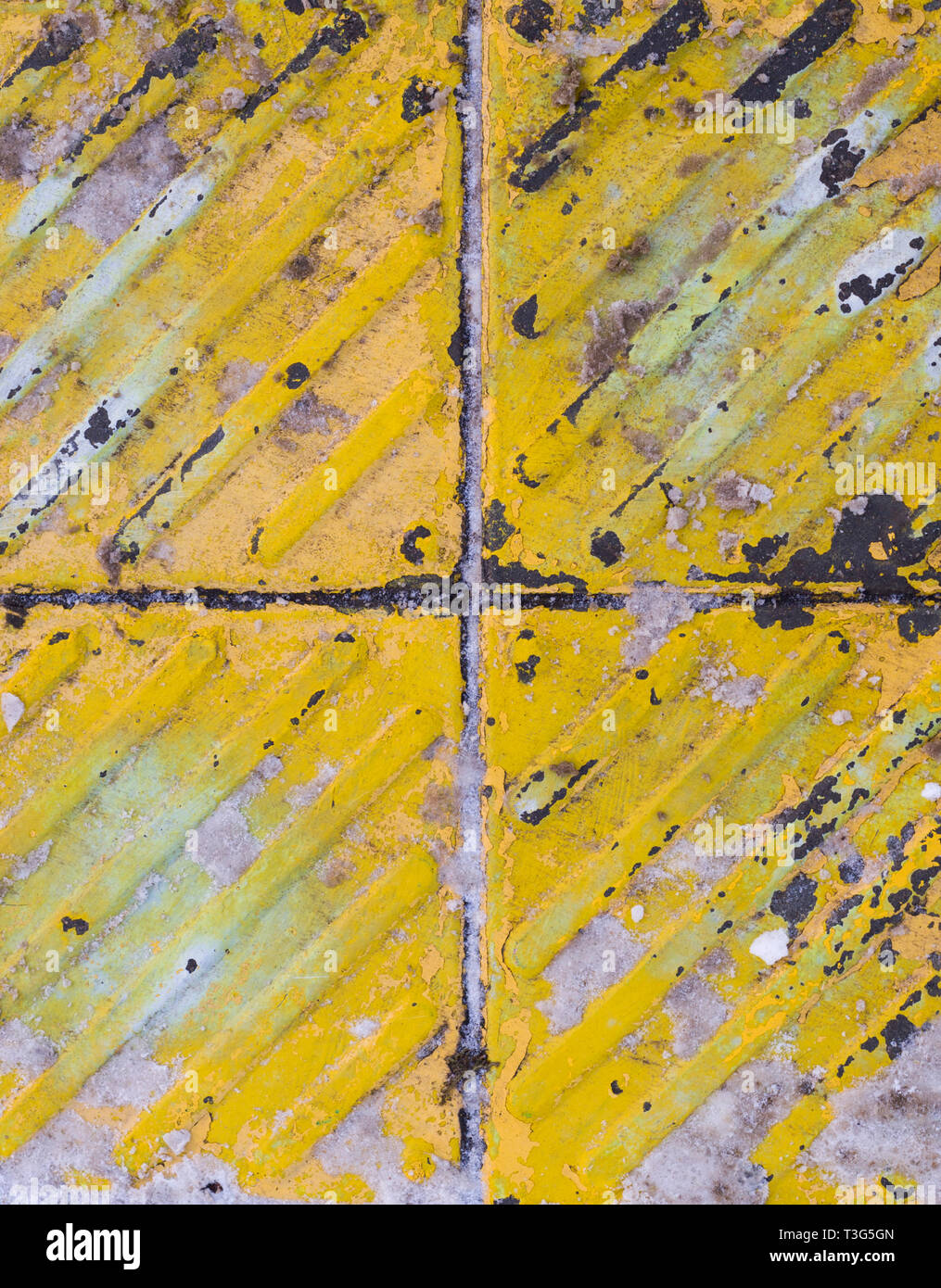 Revêtement tactile rayé jaune pour la texture de la surface. contexte, le motif. Banque D'Images