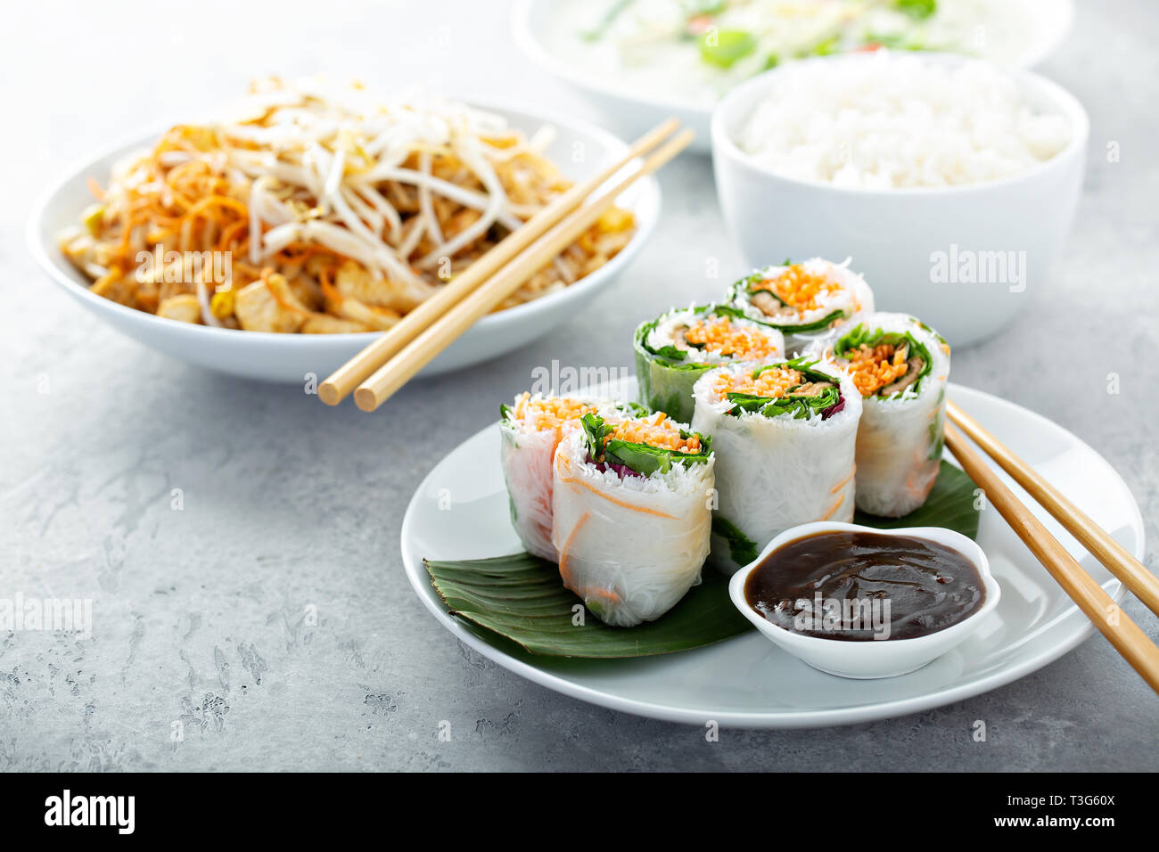 Les nouilles pad Thaï au poulet Banque D'Images