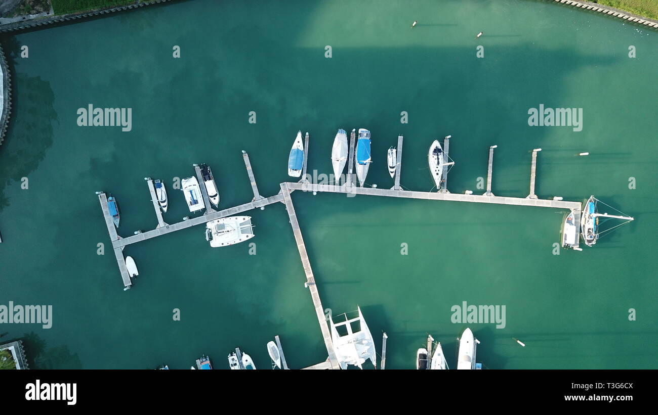 Vue aérienne. Port de mer avec des bateaux disponibles Banque D'Images