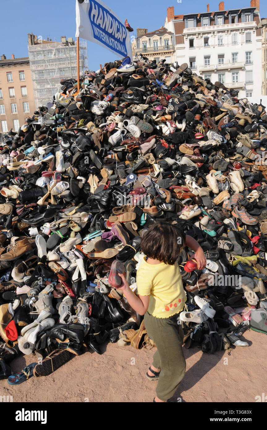 Pyamid de chaussures, Handicap International Anti-mines 24, Lyon, France Banque D'Images