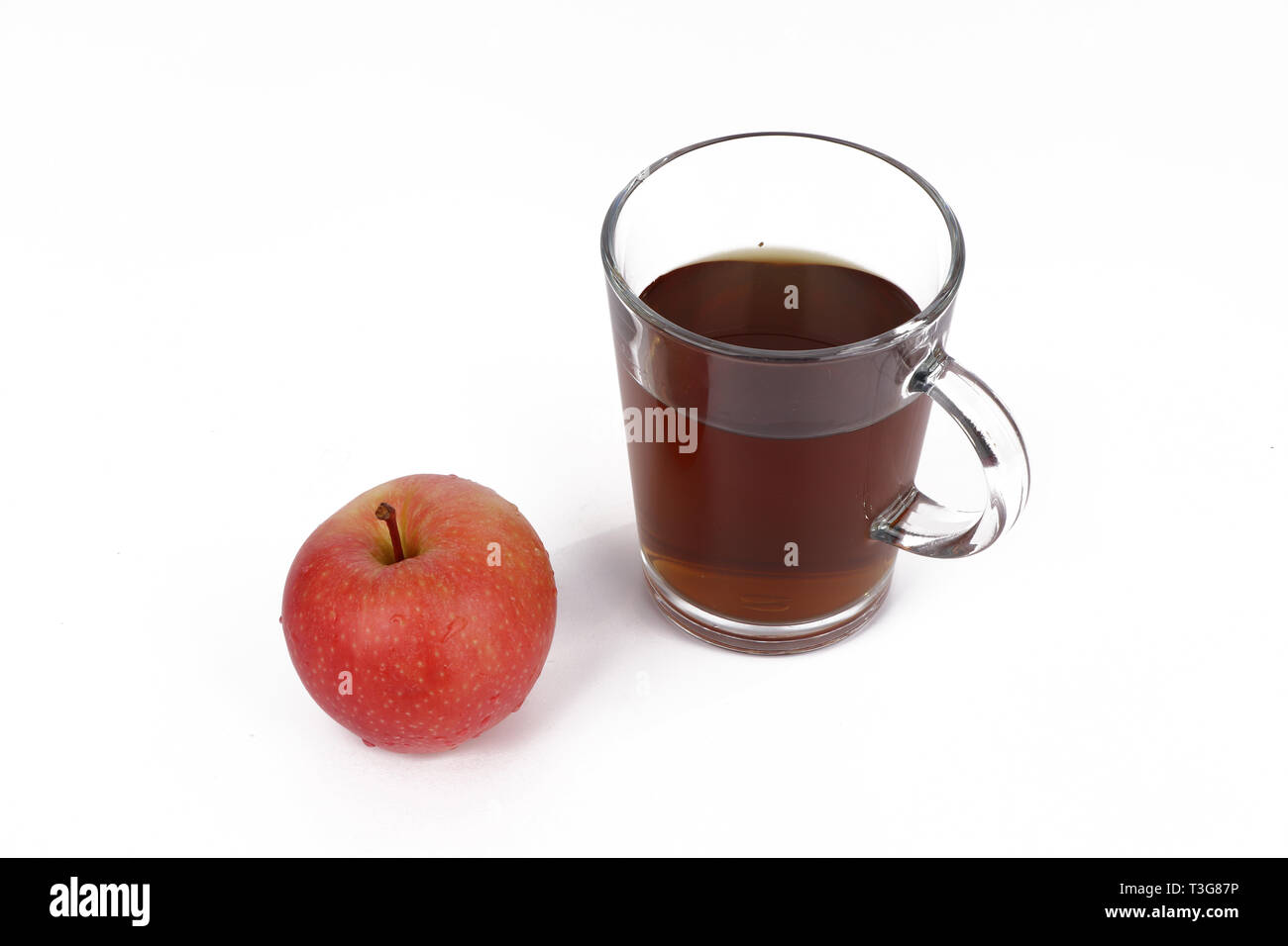 Apple et le thé, tasse de thé et de délicieux pomme rouge isolé sur fond blanc - Alimentation saine Banque D'Images