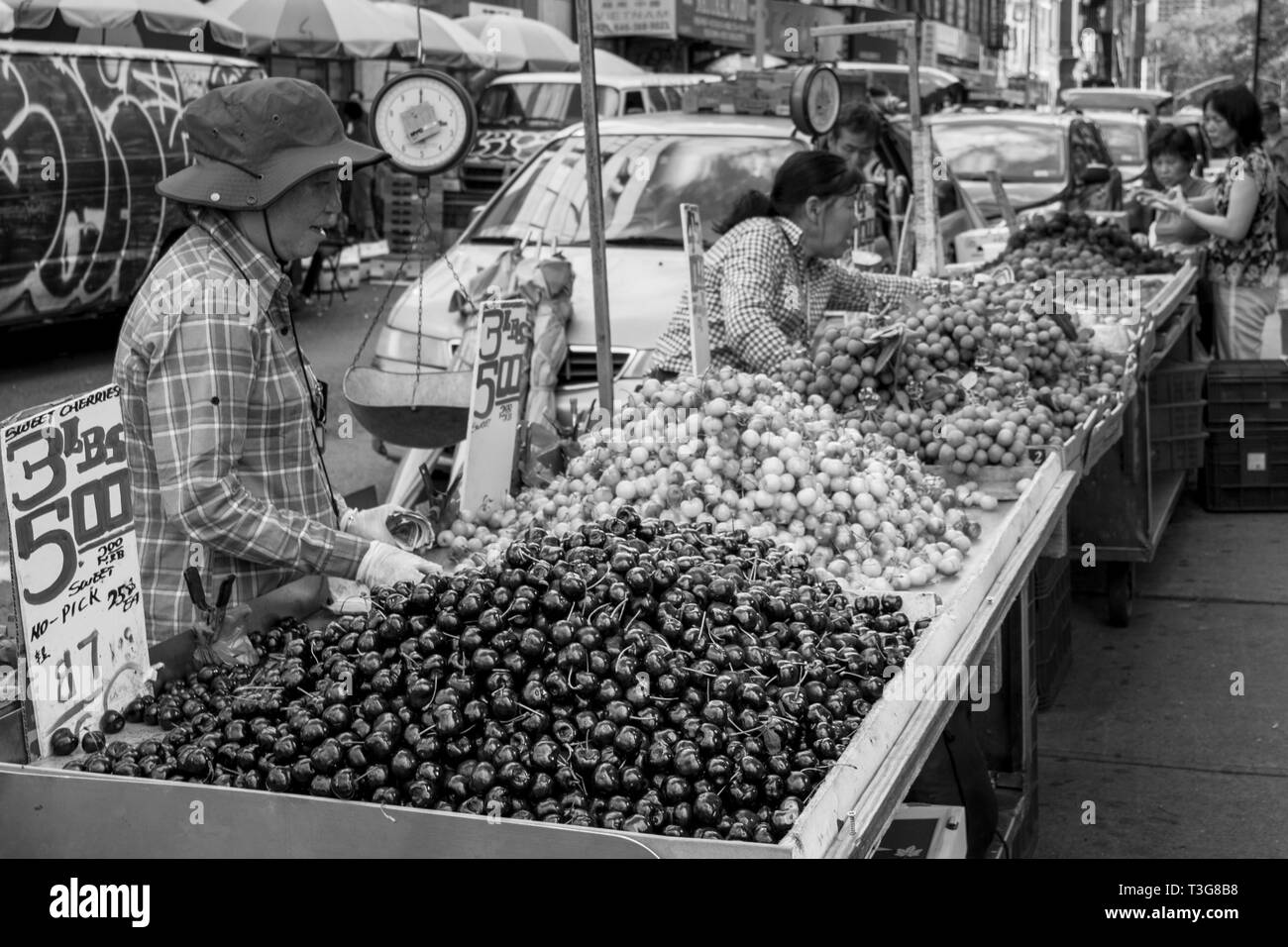 PStreet vendeurs de fruits dans le quartier chinois de la ville de New York, Manhattan Banque D'Images