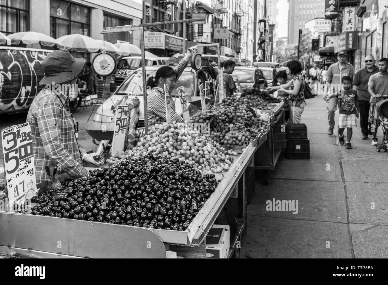 PStreet vendeurs de fruits dans le quartier chinois de la ville de New York, Manhattan Banque D'Images