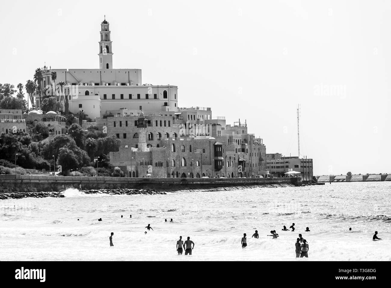 Tel Aviv, Israël - 9 septembre 2011 : Vue de la promenade de Jaffa. Les gens se détendre sur la plage Tel Baruch à Tel Aviv. Banque D'Images