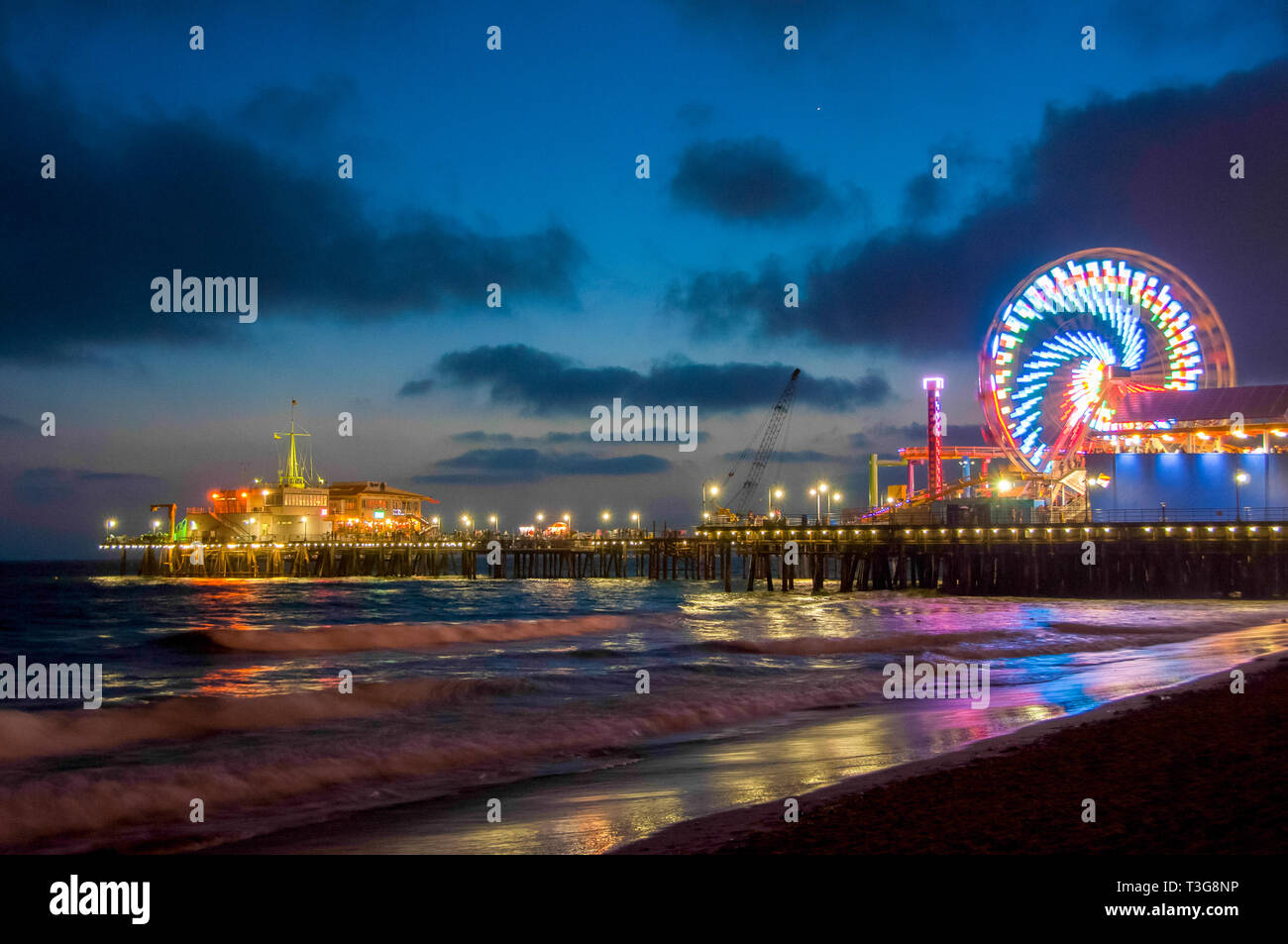 Parc d'attractions sur la jetée de Santa Monica la nuit, Los Angeles, Californie, USA Banque D'Images